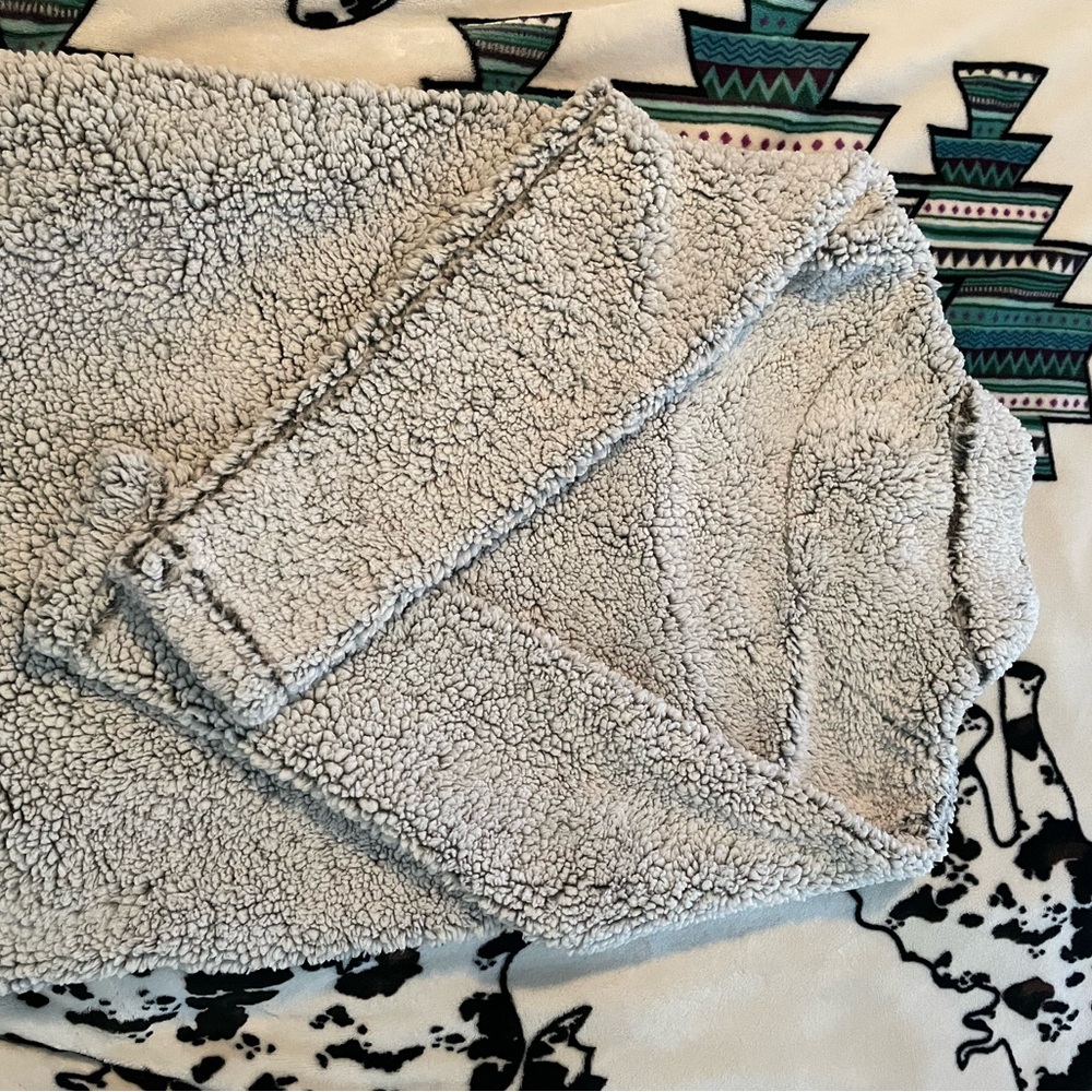 Cozy Sherpa Pullover in Light Gray - Picture 5 of 5